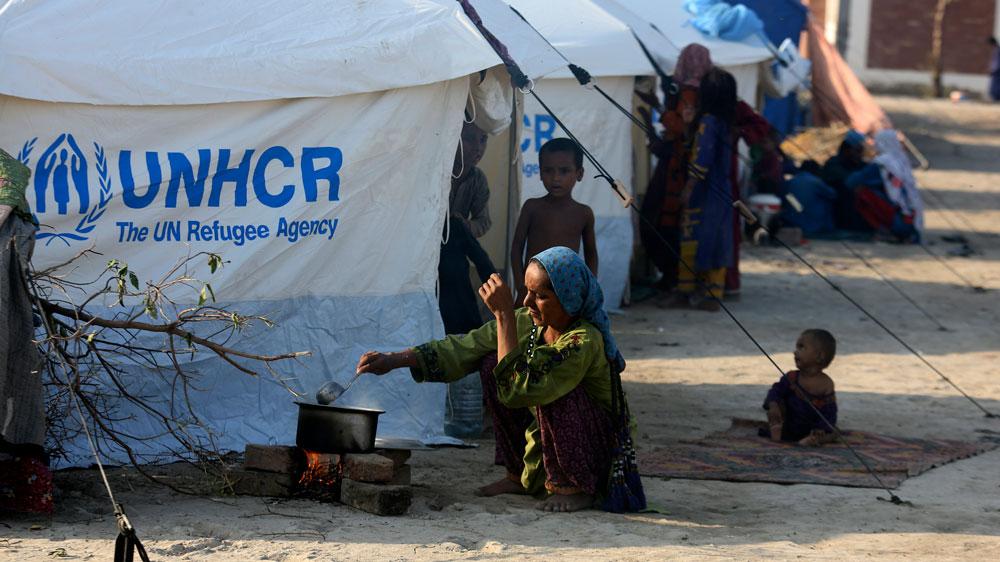 Bild: Vertriebene in Pakistan bereiten vor einer Zeltunterkunft des UN-Flüchtlingshilfswerks UNHCR Tee zu.
