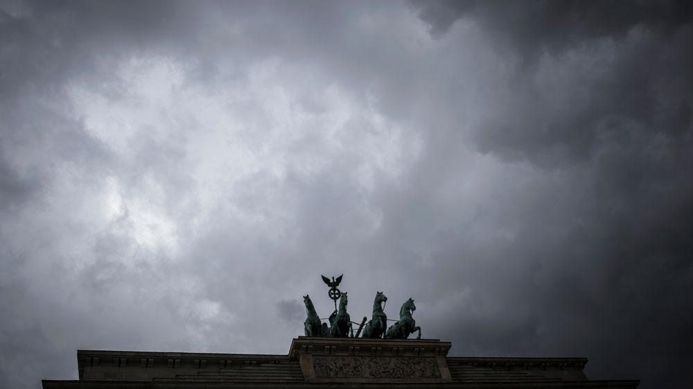Bild: Dunkle Wolken ballen sich über der Quadriga des Brandenburger Tors