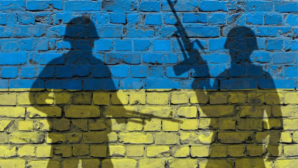 Bild: Schatten zweier bewaffneter Soldaten vor einer blaugelb gestrichenen Ziegelwand