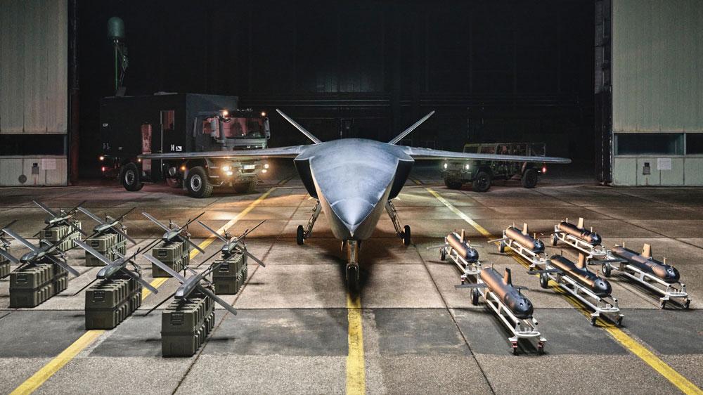 Bild: Foto einer Drohne und entsprechender Munition in einem Hangar