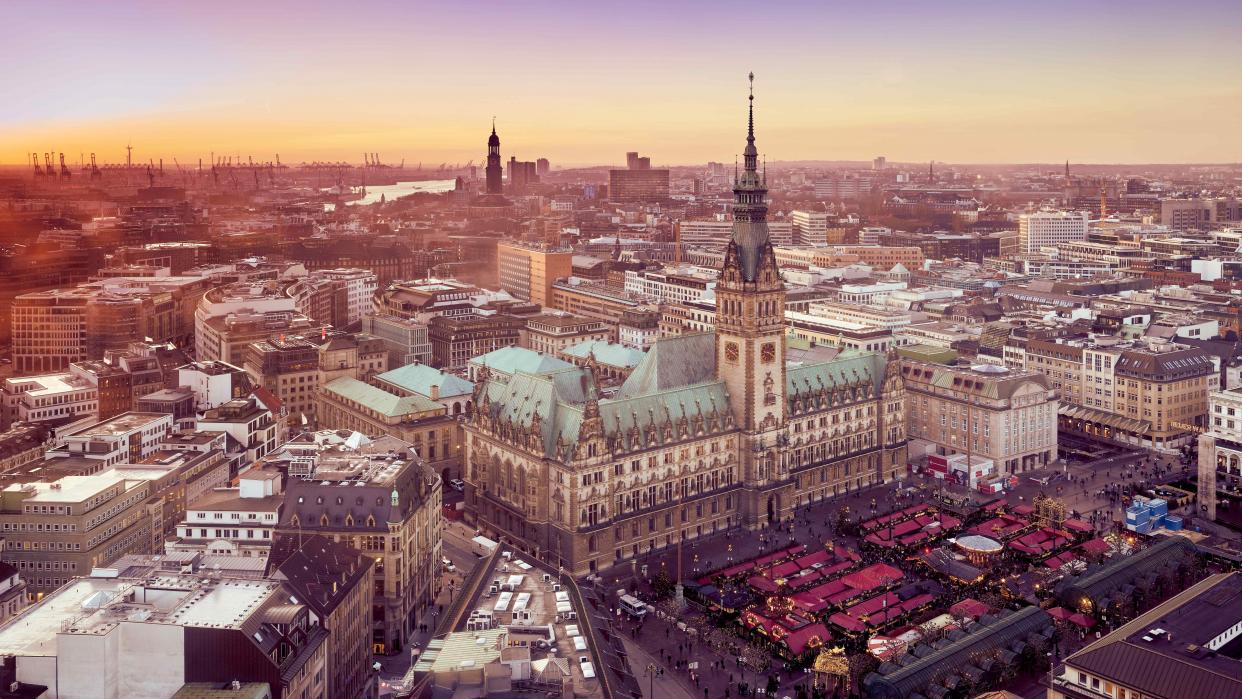 Bild: Sonnenaufgang über dem Hamburger Rathaus