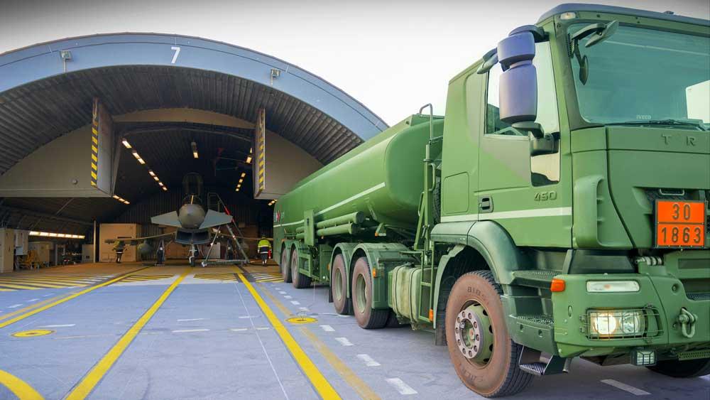 Ein Tankwagen vor einem Depot der Bundeswehr