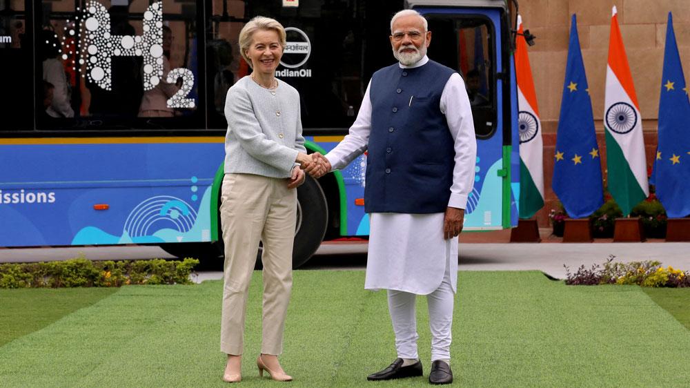 Bild: Von der Leyen und Modi beim Handshake in Indien