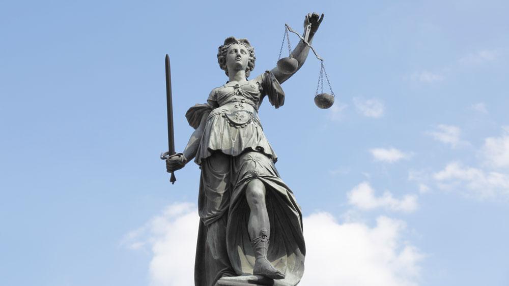 Bild: Statue von Justitia vor blauem Himmel