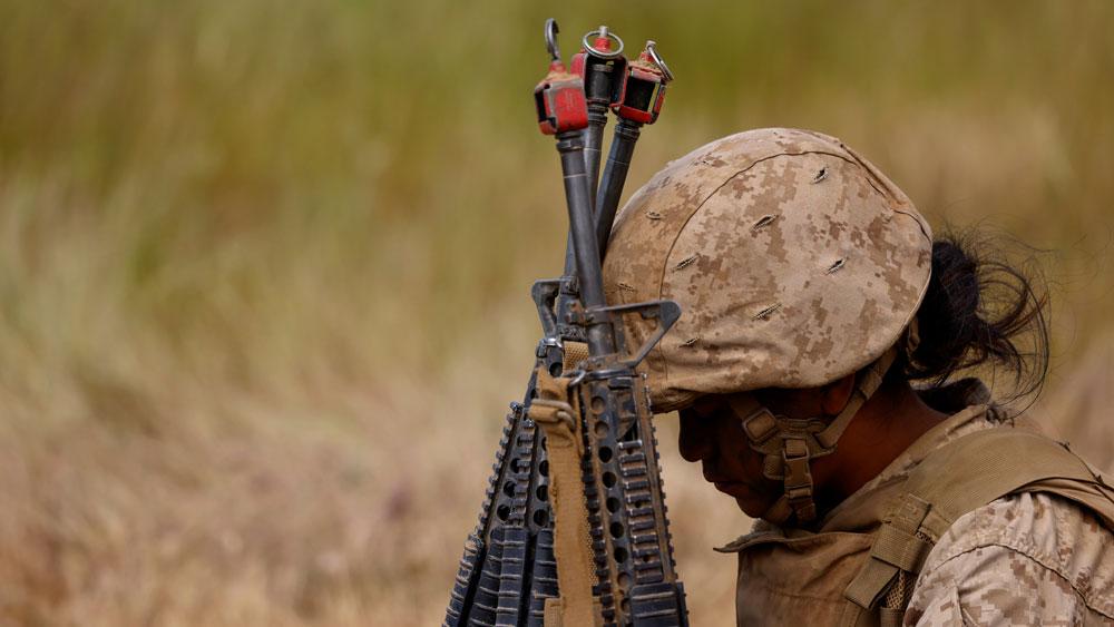 Bild: US-amerikanische Soldatin stützt ihren Kopf ab