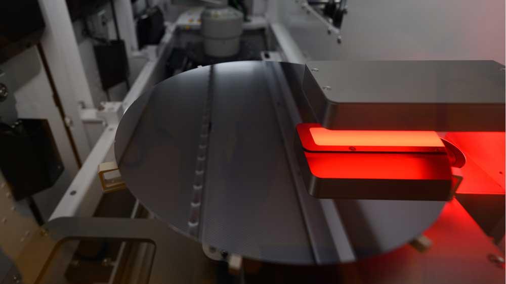 Bild: Ein Wafer wird in einer Halbleiterfabrik mit Gold beschichtet