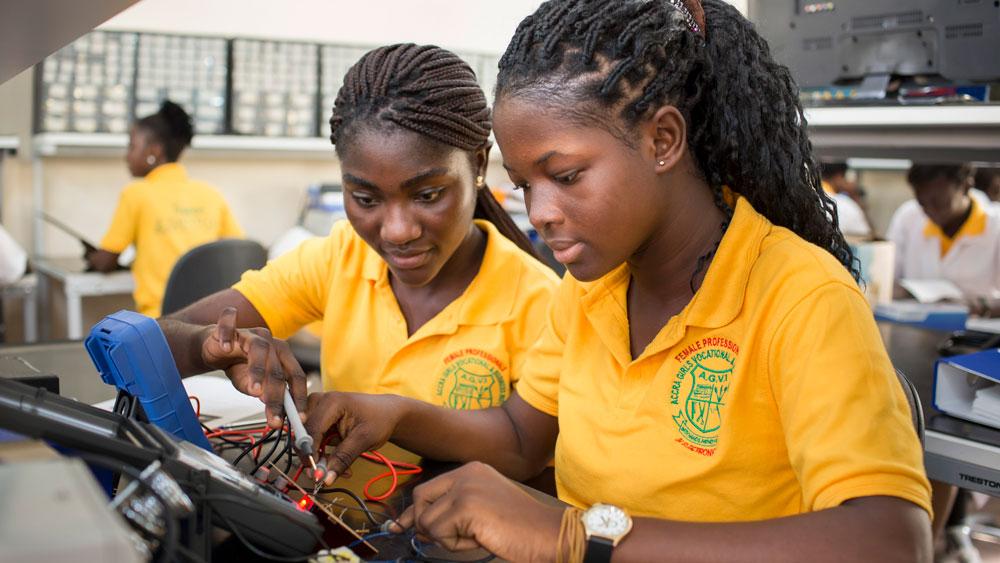 Bild: Zwei Auszubildende in einer Berufsschule in Ghana