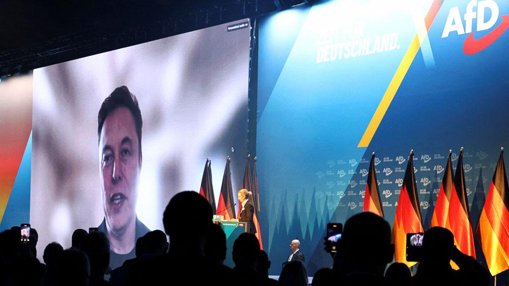 Bild: Elon Musk spricht in einer digitalen Schaltung auf einer Wahlkundebung der AfD