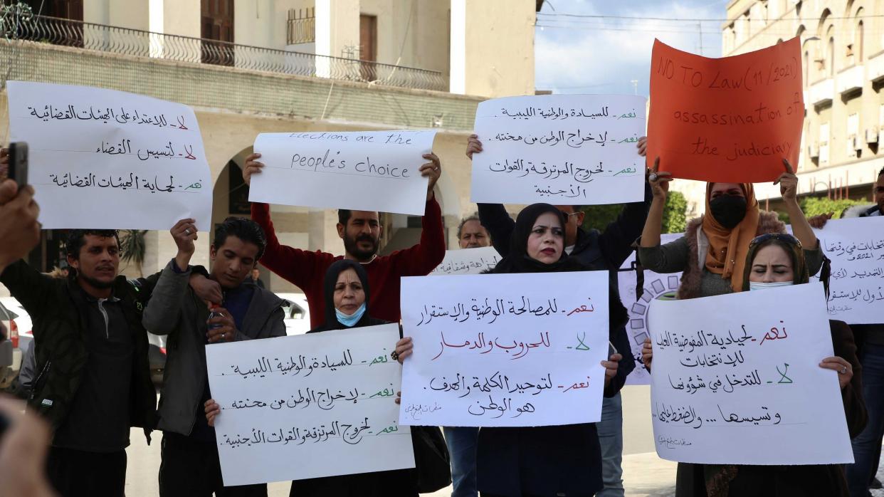 Bild: Eine Gruppe Demonstranten fordert Wahlen in Libyen