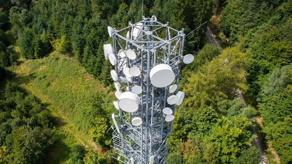 Bild: Vogelperspektive auf einen Funkmasten