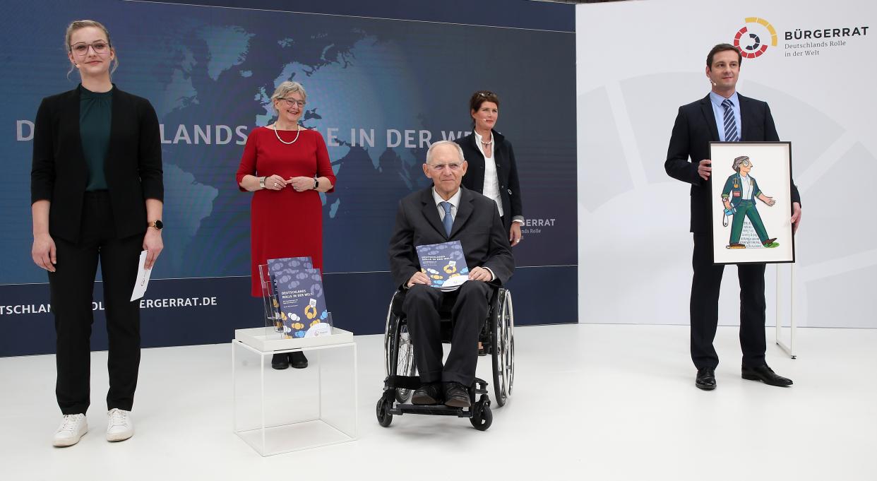 Bild: Übergabe des Gutachtens an Bundestagspräsident Schäuble im März