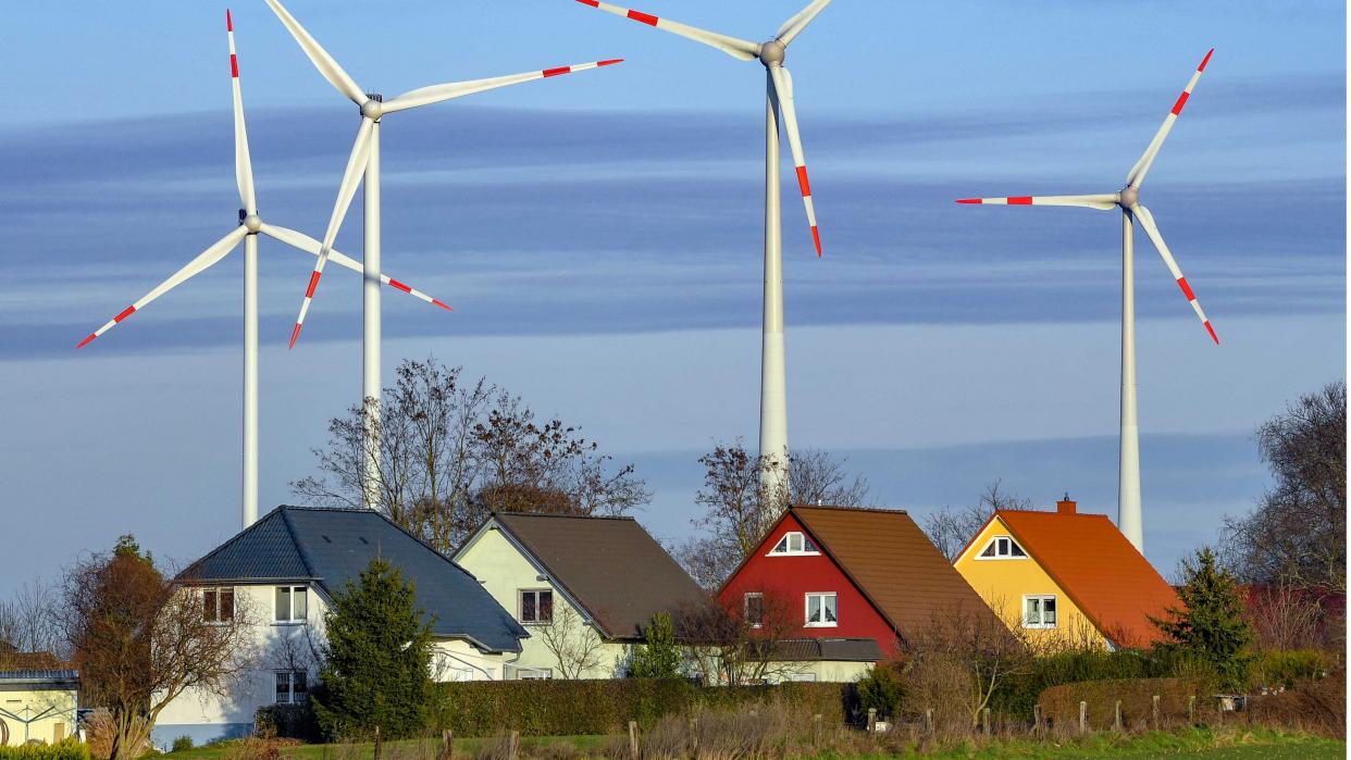 Bild: Windräder hinter Wohnhäusern