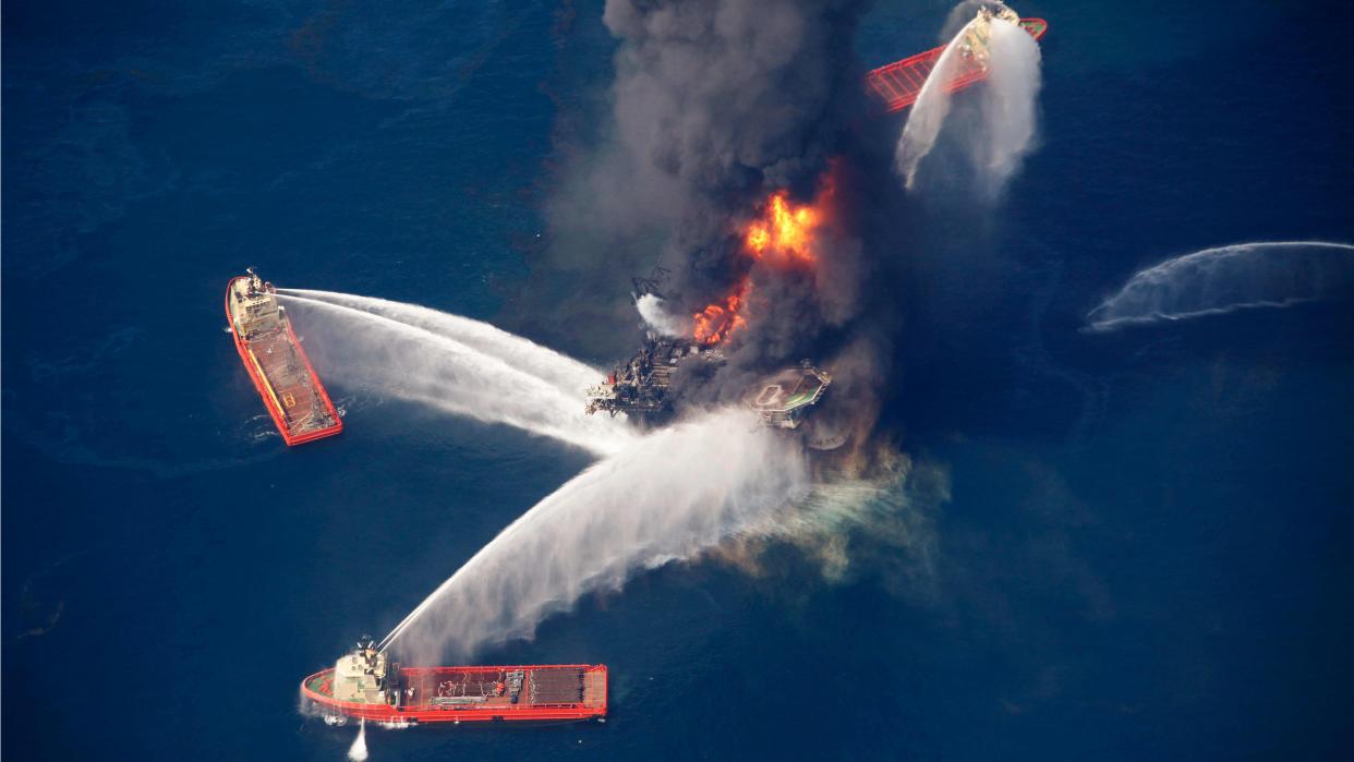 Bild: Vier Löschschiffe bei dem Versuch die Bohrinsel Deepwater Horizon zu löschen (2010)