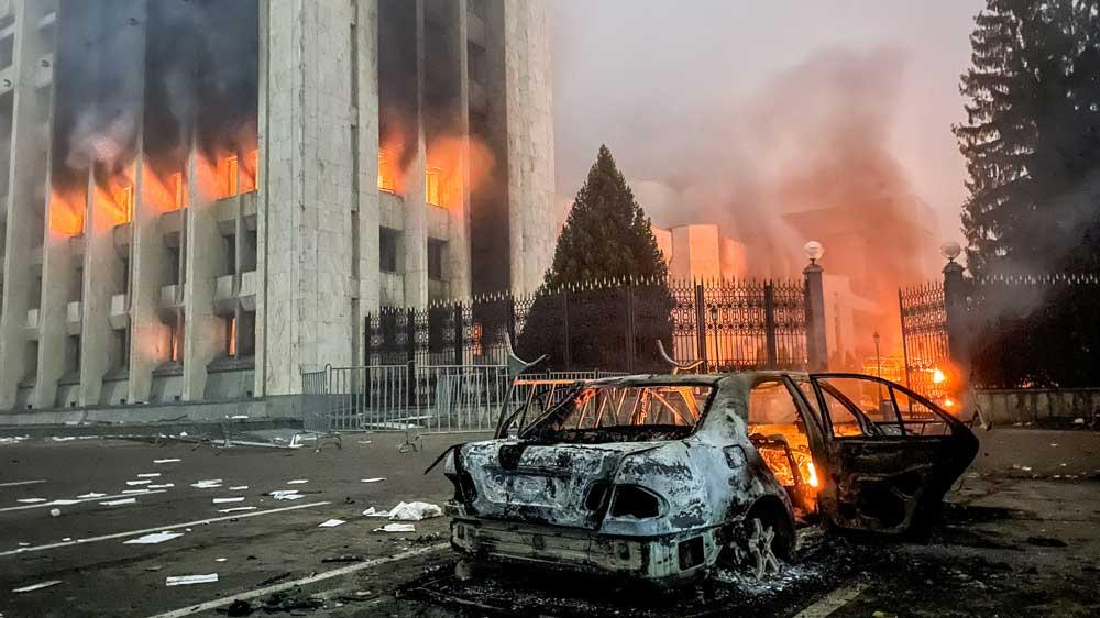 Bild: Brennendes Regierungsgebäude in Kasachstan