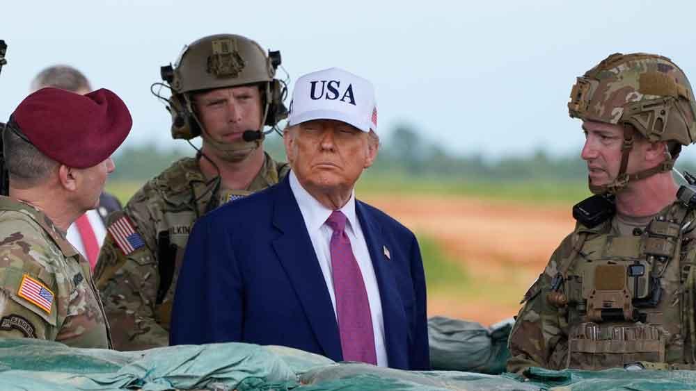 Bild: Donald Trump bei einer mititärischen Übung der US-Streitkräfte