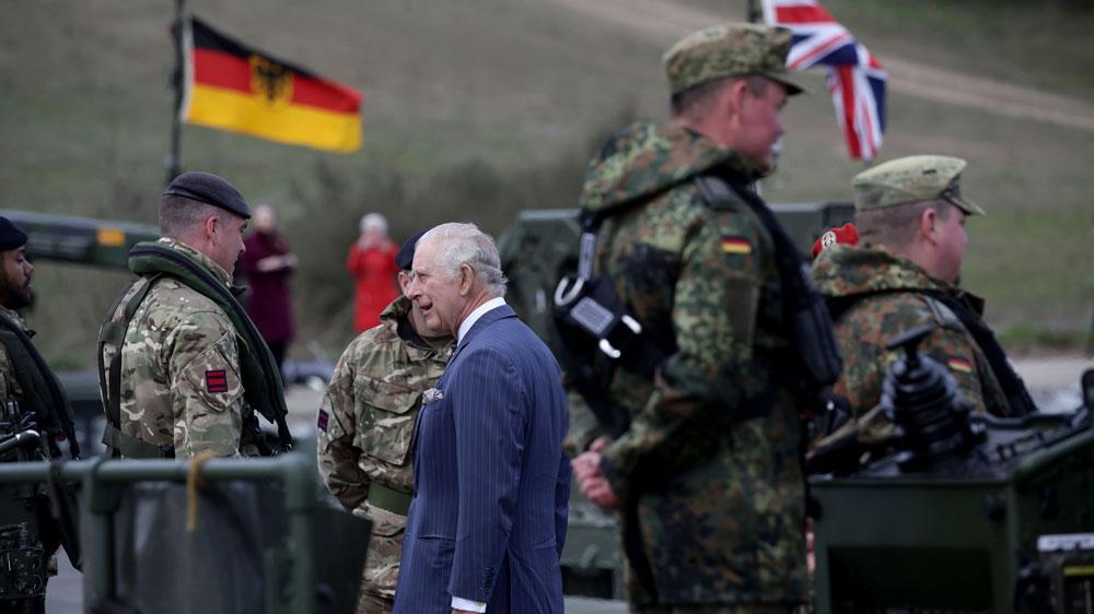 Bild: King Charles III besucht eine deutsch-bitische Truppe