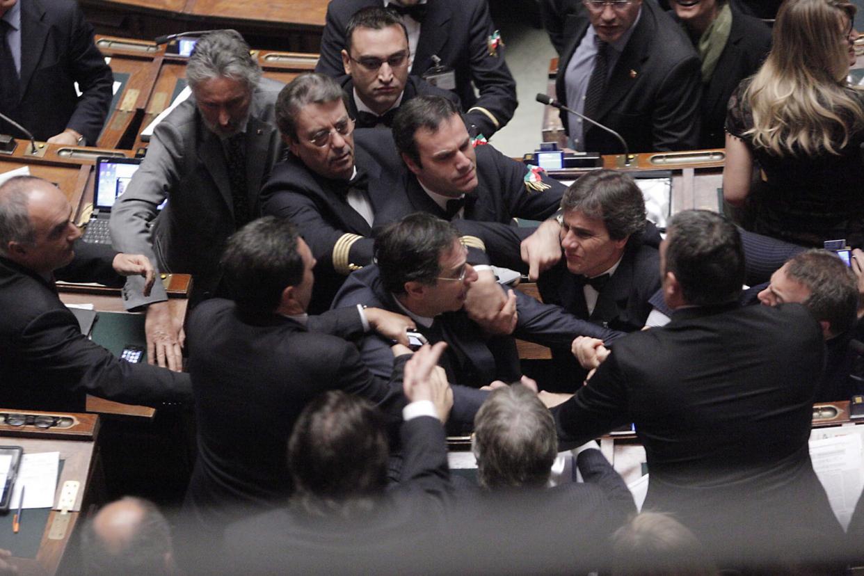Bild: Saalschlacht im italiensischen Parlament