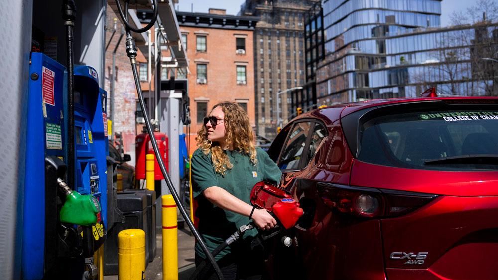 Bild: Eine Frau an einer Tankstelle in Manhattan
