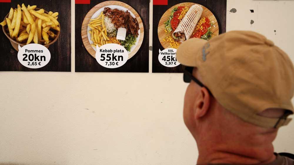 Bild: In Kroatien müssen Preise in Euro und Kuna ausgewiesen werden. Schilder in einem Restaurant
