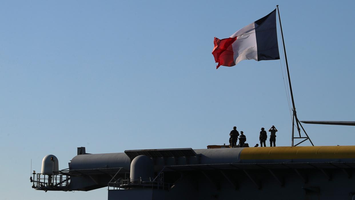 Bild: Französischer Flugzeugträger „Charles de Gaulle“ Flagge im Indo-Pazifik