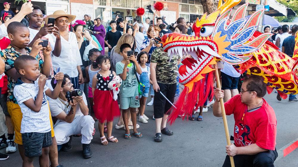 Bild: Drachentanz beim Chinesischen Neujahrsfest Umzug in Johannesburg