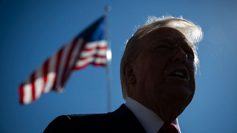 Bild: Donald Trump von unten gegen das Licht fotografiert
