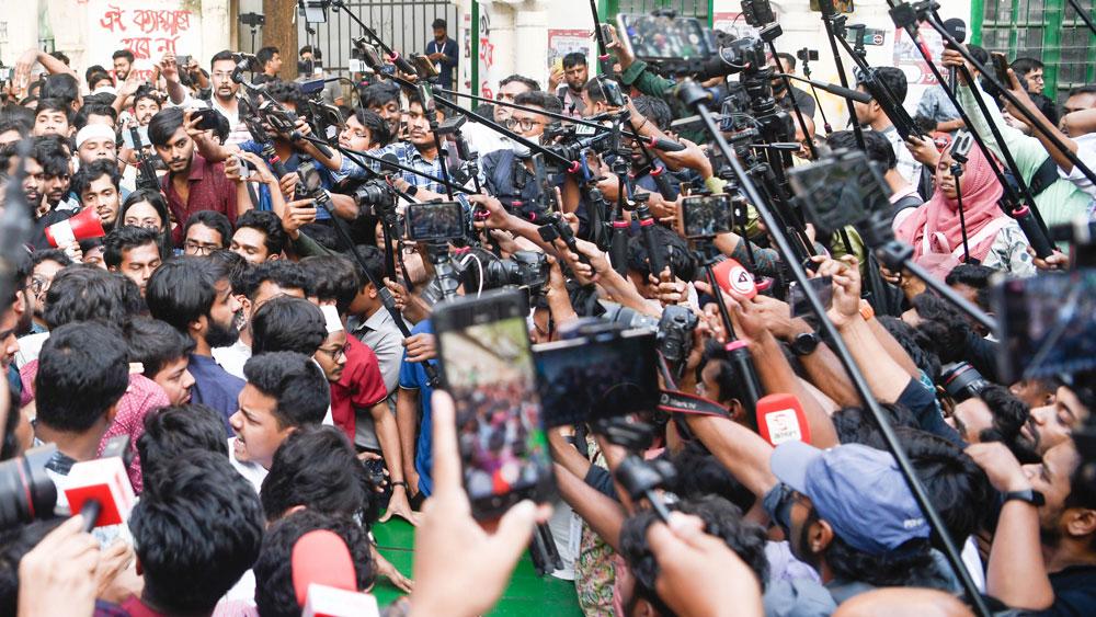 Bild: Journalisten in Bangladesch nutzen Spartphones um Fotos zu machen