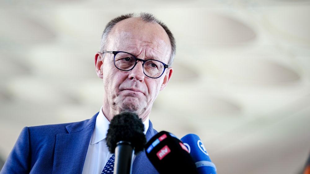 Bild: Der besorgt schauende Friedrich Merz bei einer Pressekonferenz in Doha