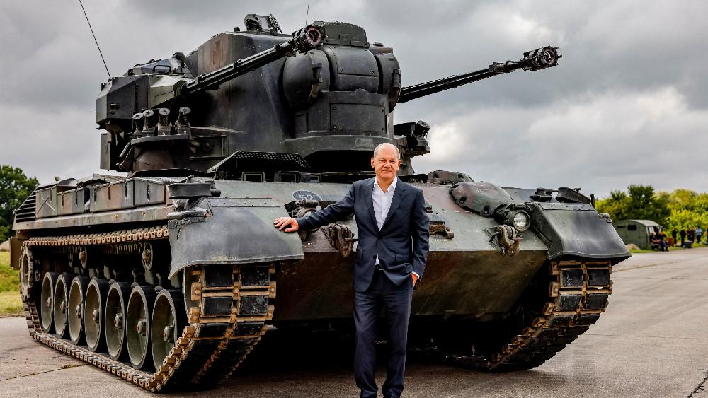 German Chancellor Olaf Scholz poses in front of a German self-propelled anti-aircraft gun Flakpanzer Gepard during a visit of the training program for Ukrainian soldiers on the Gepard anti-aircraft tank in Putlos near Oldenburg, Germany August 25, 2022.