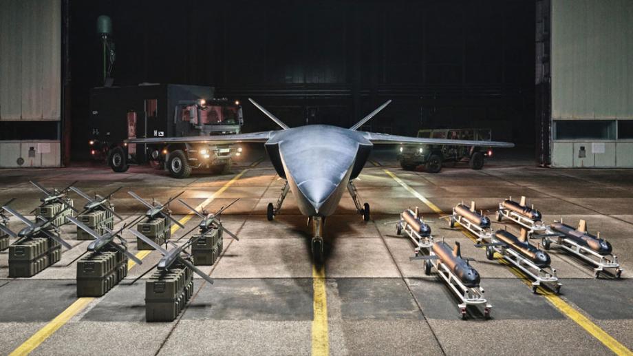 Bild: Foto einer Drohne und entsprechender Munition in einem Hangar