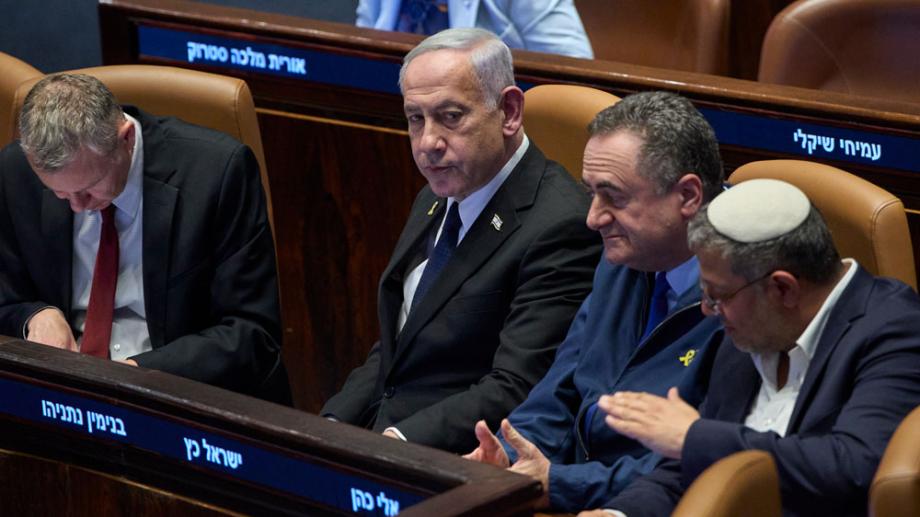 Bild: Benjamin Netanjahu im Knesset umgeben von Ministern