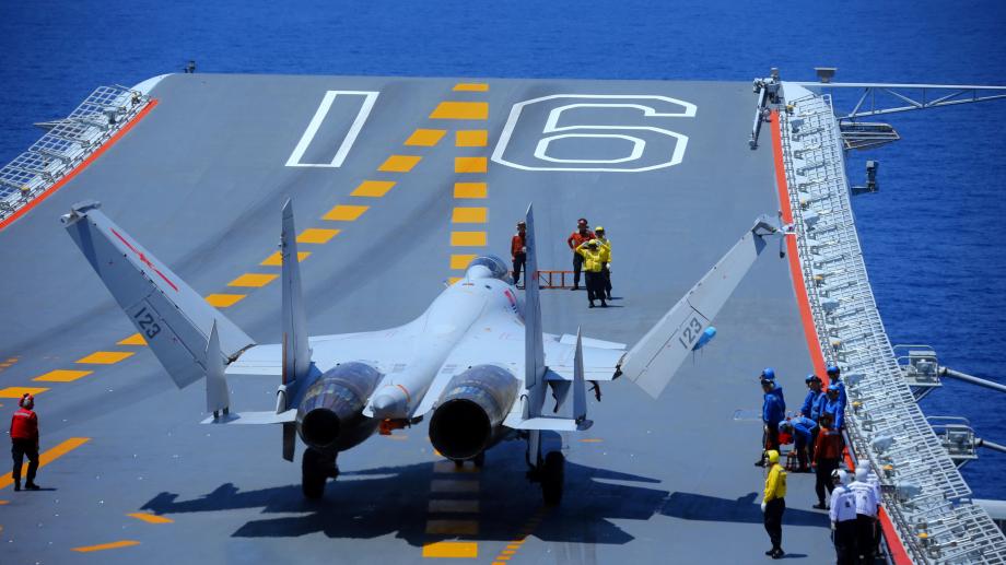 Bild: Startendes Kampfflugkeug auf einem Chinesischen Flugzeugträger