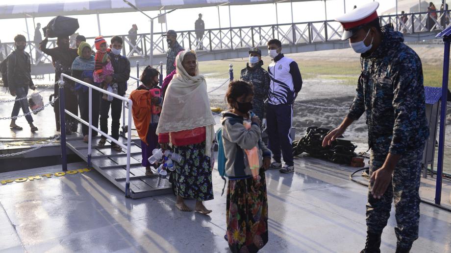 Bild: Rohingya-Flüchtlinge werden auf eine abgelegene Insel im bengalischen Golf transportiert