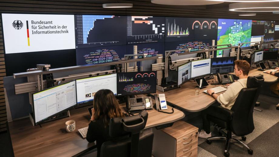 Bild: Computerarbeitsplätze im  neuen Nationalen IT-Lagezentrum im Bundesamt für Sicherheit in der Informationstechnik