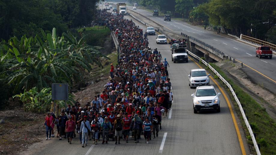 Bild: Eine Gruppe Migranten entlang einer Autobahn in Südamerika