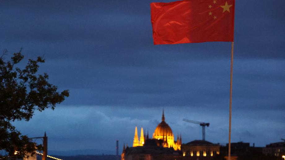 Bild: Eine chinesische Fahne vor der Skyline Budapests am Abend