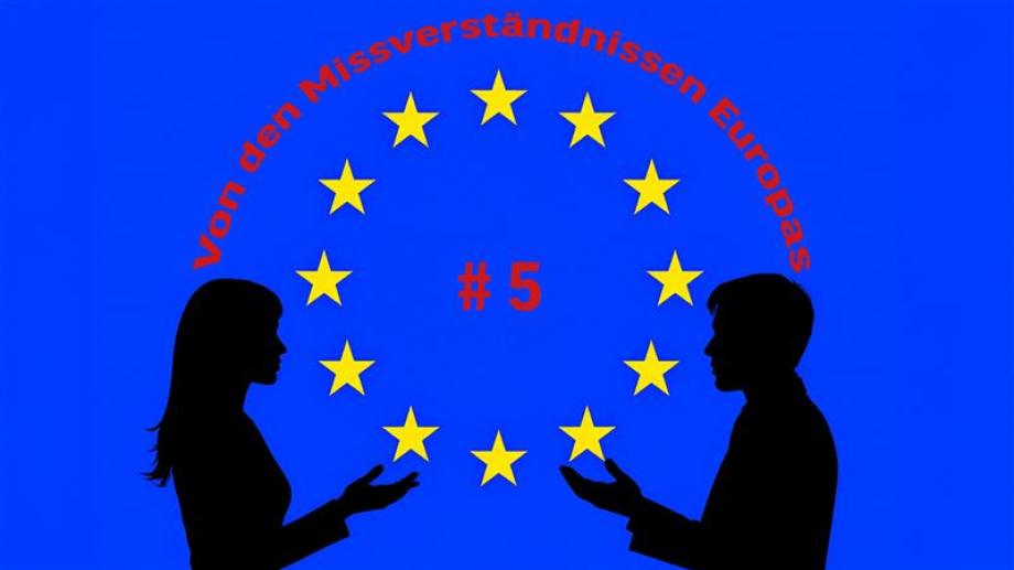 Bild: Die Silhouetten eines Mannes und einer Frau als Scherenschnitt vor einer Europäischen Fahne