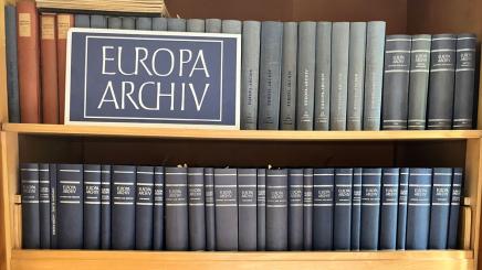 Bild: Regalreihen mit blauen Bänden des "Europa-Archiv"