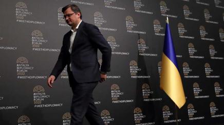 Bild: Der ukrainische Außenminister Dmytro Kuleba verlässt die Pressekonferenz nach den gescheiterten Friedensgesprächen in Antalya