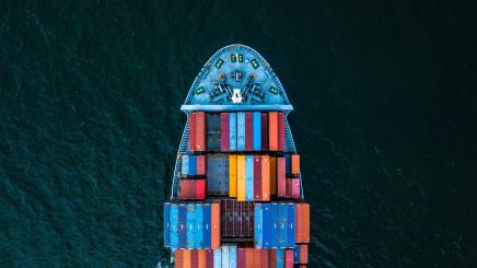 Bild: Bug eines Containerschiffs von oben