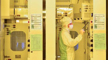 Bild: Ein Mitarbeiter in der Halbleiterproduktion bei Bosch