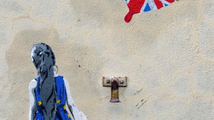 Bild: Graffiti eine Mädchens in EU-Flagge, deren Union-Jack-Luftballon davon fliegt