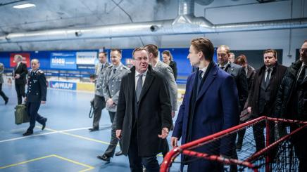 Bild: Boris Pistorius (SPD, M), Bundesminister der Verteidigung, und sein finnischer Amtskollege Antti Häkkänen (vorn, r) besichtigen einen Bunker in der finnischen Hauptstadt.