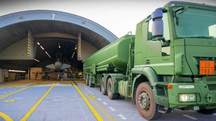 Ein Tankwagen vor einem Depot der Bundeswehr