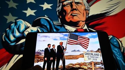 Bild: Donald Trump, J.D. Vance und Marco Rubio hissen eine US-Flagge auf Grönland (KI-generiert))
