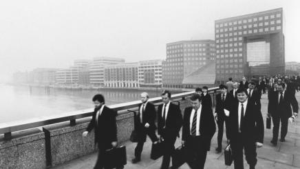 Bild: Männer in der Londoner City auf dem Weg zur Arbeit, 1987