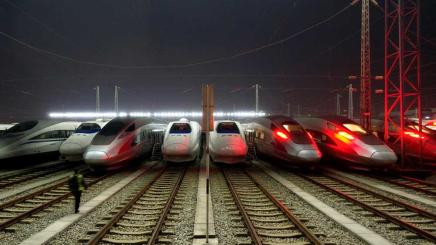 Bild: Technische Wartung der futuristischen Züge im Bahnhof von Wuhan in der Provinz Hubei.