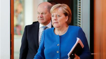 Bild: Angela Merkel und Olaf Scholz auf dem Weg zu einer Konferenz