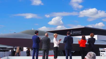 Bild: von der Leyen und ihre Kolleginnen aus Frankreich (Parly) und Spanien (Robles) unterzeichnen im Juni 2019 ein Abkommen zu FCAS.