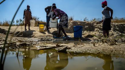 Bild: versiegende Wasserstelle in Simbabwe